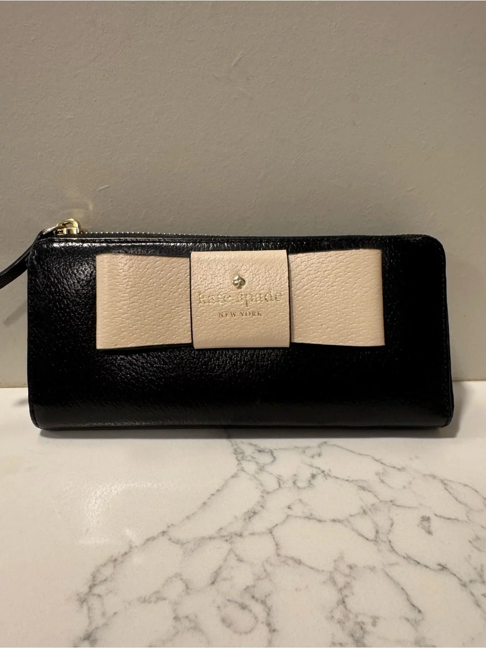 kate spade Black and Cream Bow-Accent Zip Around Wallet